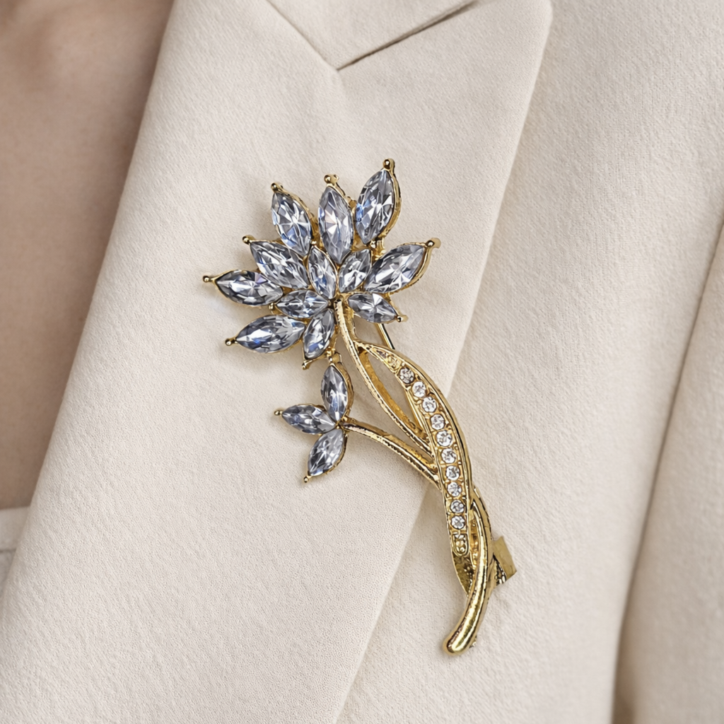 Brož zlatá KVĚTINA osázená světle modrými kamínky3